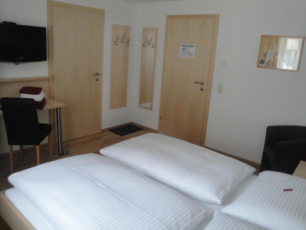 Pension Dorfplatzl Fusch an der Grossglocknerstrasse Rum bild